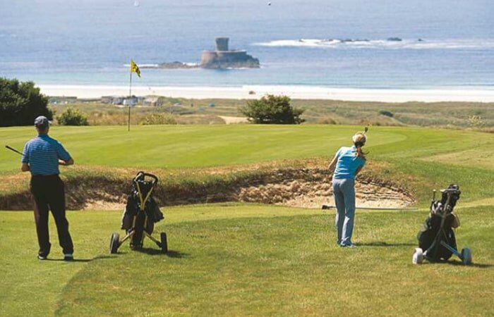 Students playing golf in Jersey